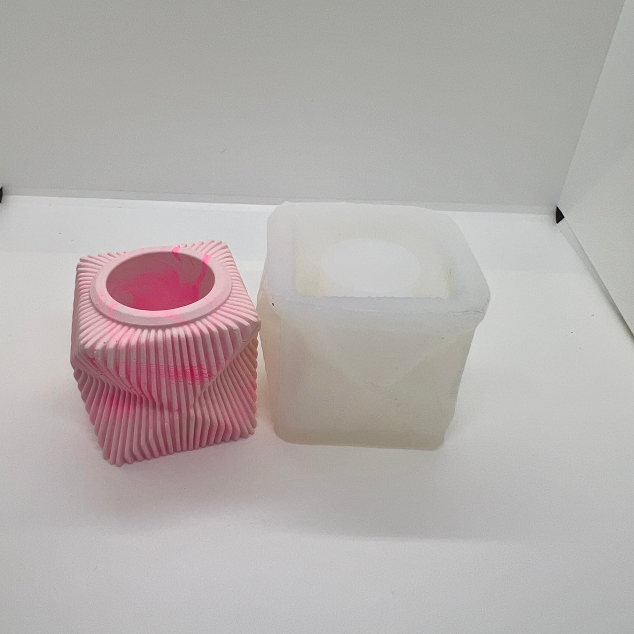 DIY-silikone forme - Rillet firkantet vase.